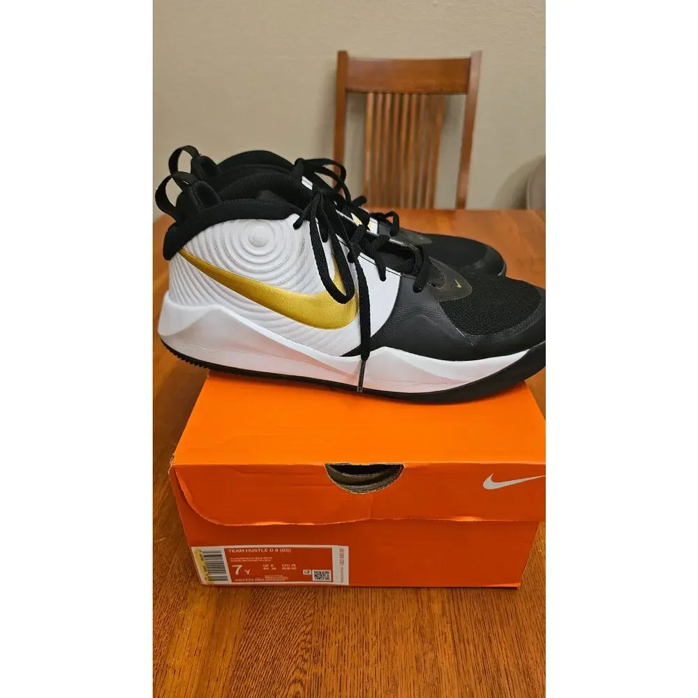Nike Boys Team Hustle AQ4224-004 Black White Basketball‎ Shoes Sneakers Sz 7Y